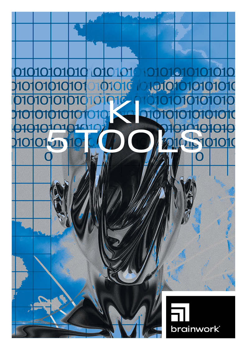 Collage als Produktfoto für das Leistungspaket "KI 5 Tools". Ein Gesicht, das so wirkt, als wäre es aus Metall, keine Augen, Mund, Nase erkennbar. Der Hintergrund ist blau, mit Nullen und Einsen.