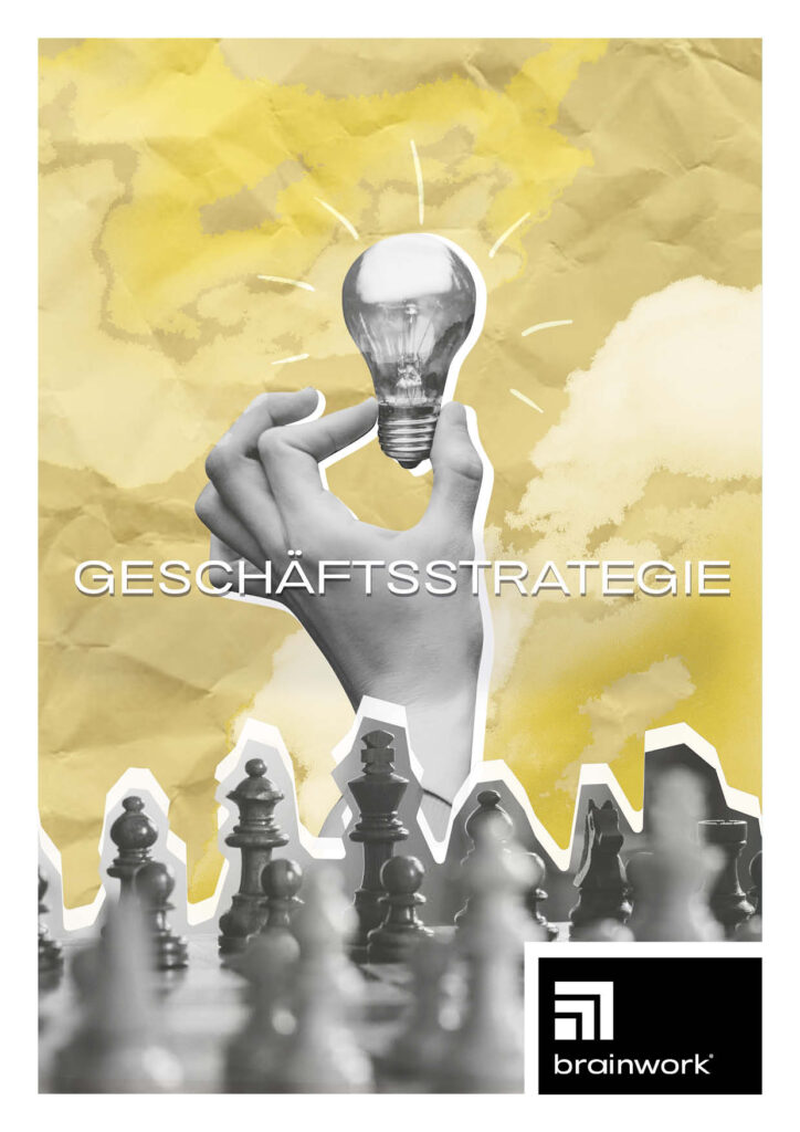 Collage als Produktfoto für das Leistungspaket Phase I Geschäftsstrategie. Eine Hand hält eine Glühbirne. Schachfiguren im Bildvordergrund.